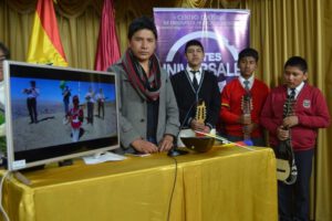 Himno Nacional de Bolivia interpretado con charangos