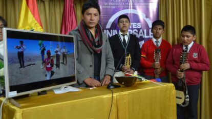 Himno Nacional de Bolivia interpretado con charangos