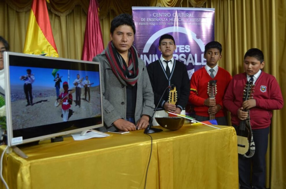 Himno Nacional de Bolivia interpretado con charangos