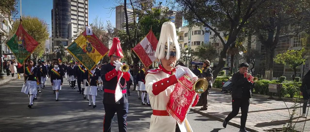 Un desfile de escolares por la gesta libertaria del 16 de Julio de 1809