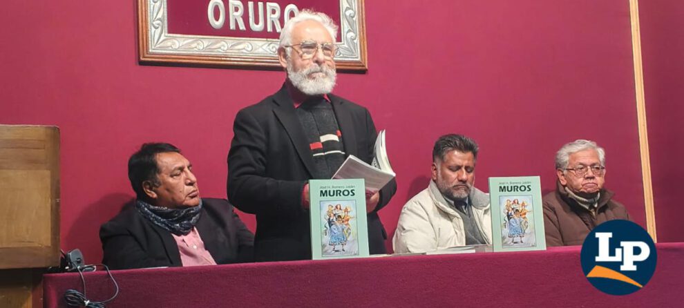 José Hernán Romero Jaldín presentó su poemario Muros en Oruro