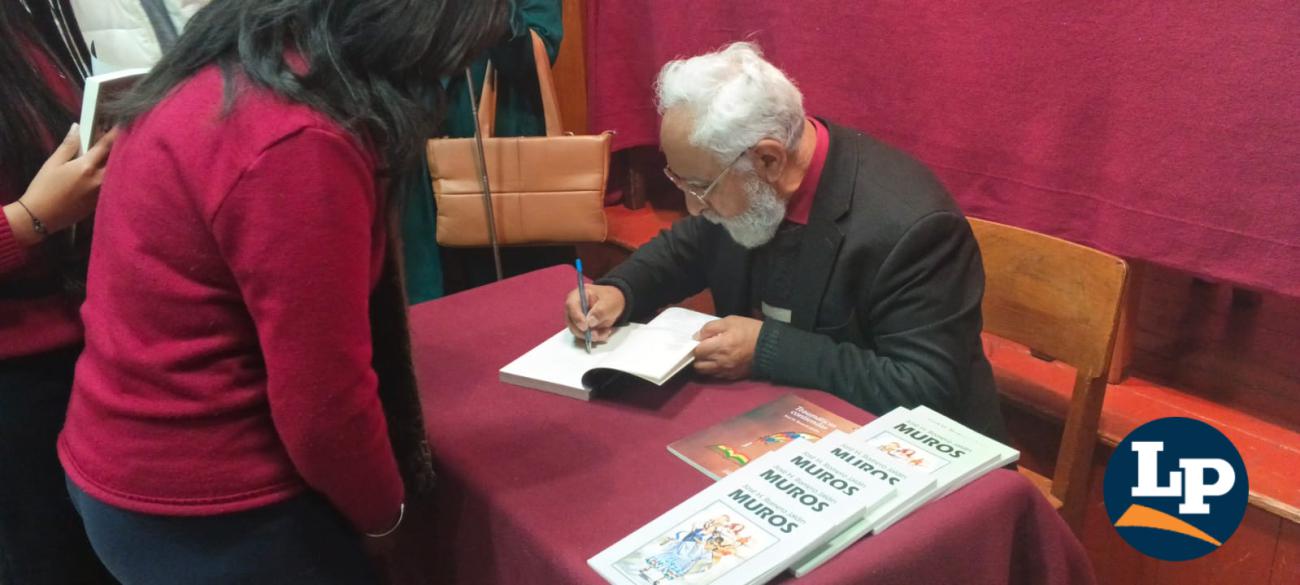 La presentación del nuevo poemario de José Hernán Romero Jaldín concluyó con una cálida firma de libros dedicada especialmente a los estudiantes