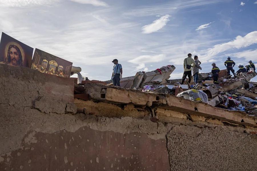 Los rescatistas trabajan sobre los escombros de edificios colapsados