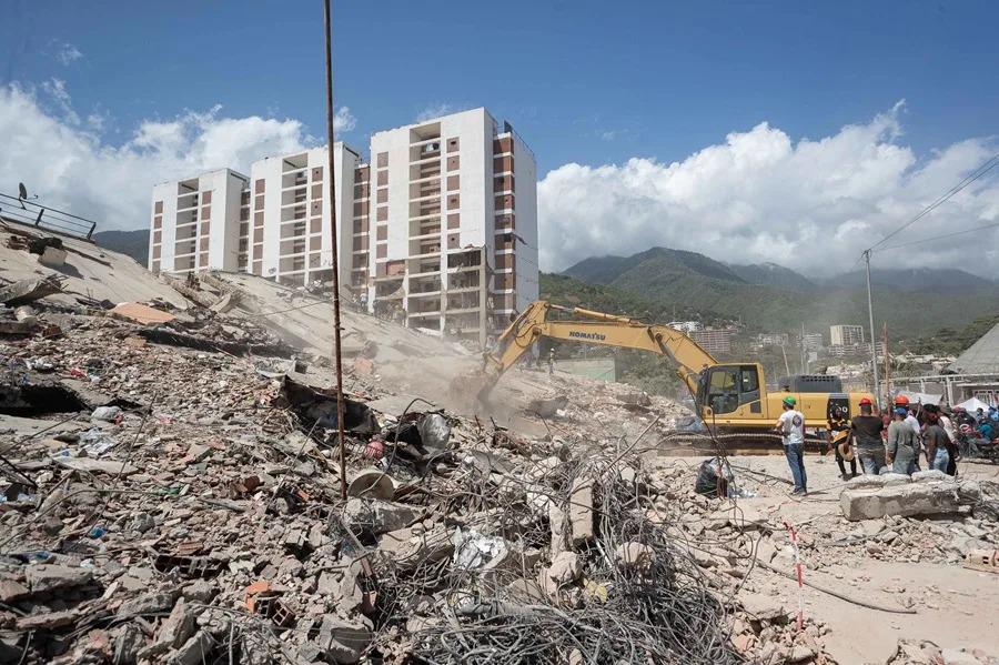 Maquinaria pesada remueve escombros