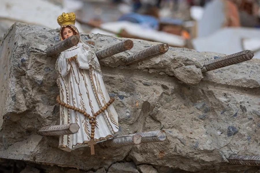 Imagen religiosa entre los escombros de edificios que colapsaron