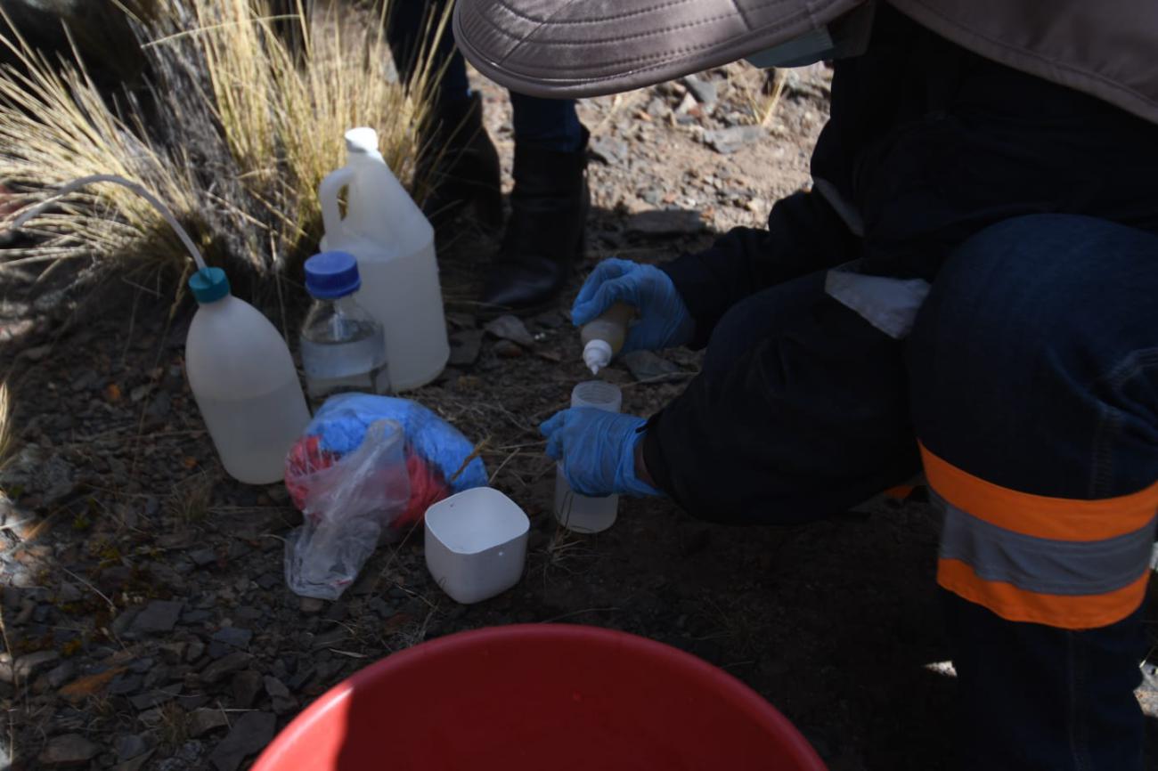 Se tomaron muestras de agua para evaluar la calidad del líquido elemento que abastece a la ciudad de La Paz.