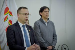 El ministro de Obras Públicas, Mauricio Zamora (d), y el presidente del TSJ (i), Romer Saucedo, durante una conferencia de prensa conjunta