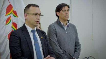El ministro de Obras Públicas, Mauricio Zamora (d), y el presidente del TSJ (i), Romer Saucedo, durante una conferencia de prensa conjunta