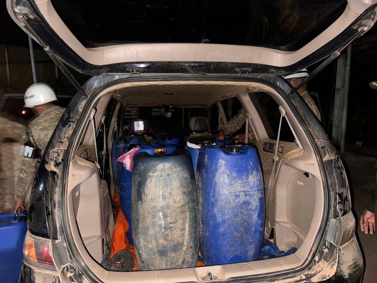 Dos vehículos que transportaban aproximadamente 900 litros de gasolina sin la documentación