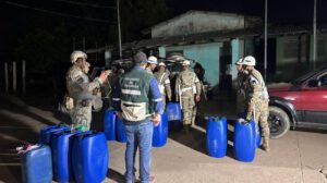 se detectó aproximadamente 6.500 litros de diésel almacenados en turriles de manera irregular, incumpliendo la normativa vigente.