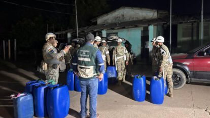se detectó aproximadamente 6.500 litros de diésel almacenados en turriles de manera irregular, incumpliendo la normativa vigente.