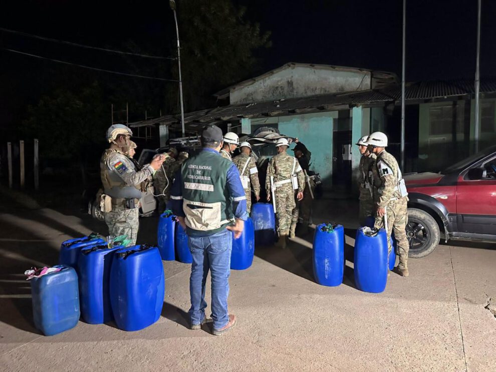 se detectó aproximadamente 6.500 litros de diésel almacenados en turriles de manera irregular, incumpliendo la normativa vigente.