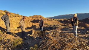 Personal técnico y legal de la AJAM llega al área minera denunciada en Tinguipaya
