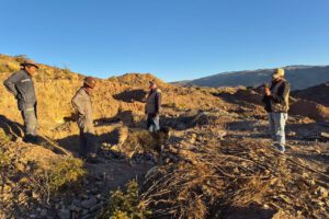 Personal técnico y legal de la AJAM llega al área minera denunciada en Tinguipaya