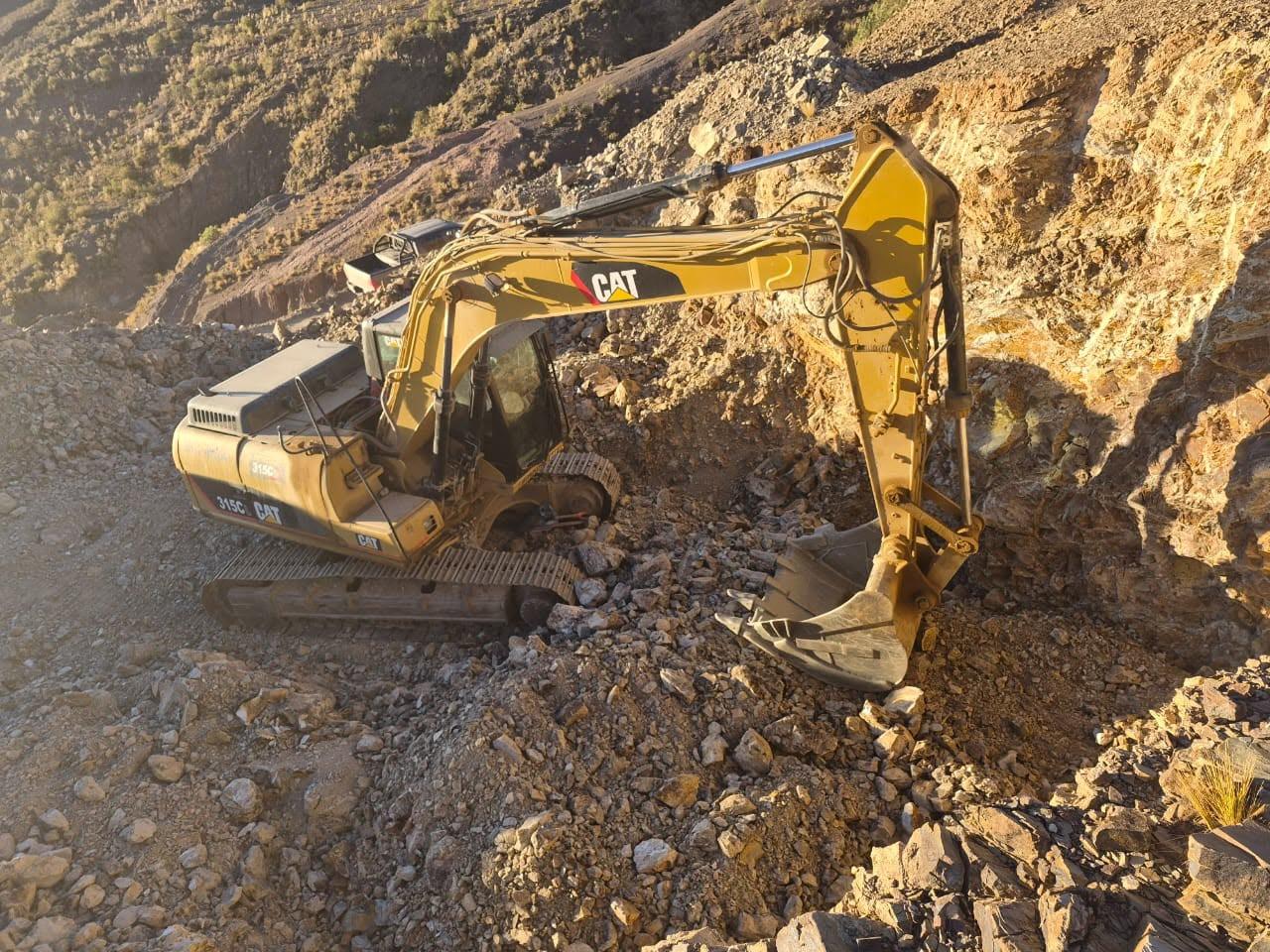 Maquinaria pesada tipo excavadora encontrada en el lugar