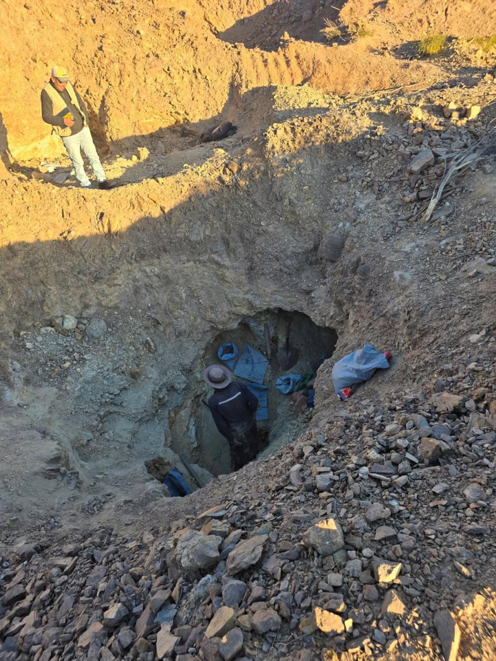 Funcionarios de la AJAM observan una de las excavaciones a cielo abierto ilegales en la zona