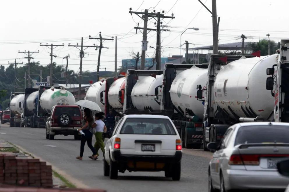 Largas filas por combustible