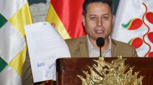 El vicepresidente Edmand Lara Montaño muestra el acta de acuerdos firmada