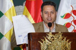 El vicepresidente Edmand Lara Montaño muestra el acta de acuerdos firmada