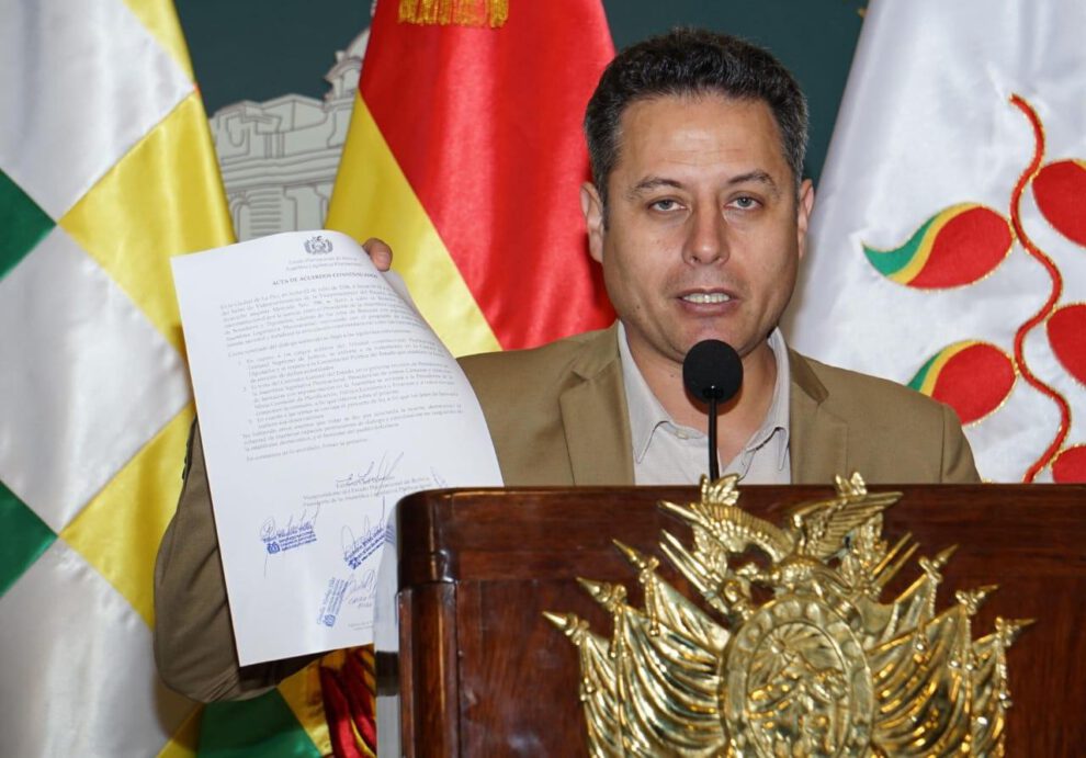 El vicepresidente Edmand Lara Montaño muestra el acta de acuerdos firmada