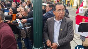 El diputado suplente López se encadenó en la Plaza Murillo