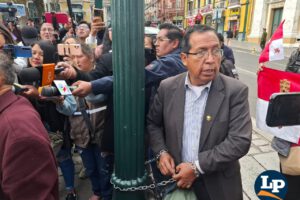 El diputado suplente López se encadenó en la Plaza Murillo