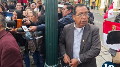 El diputado suplente López se encadenó en la Plaza Murillo