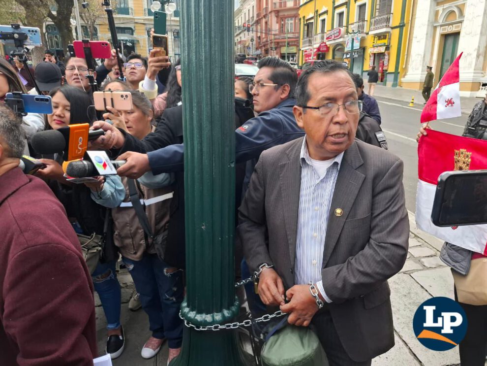 El diputado suplente López se encadenó en la Plaza Murillo