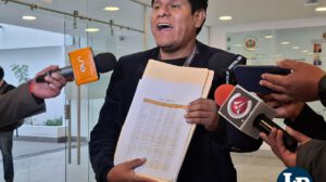 El diputado Pacheco en conferencia de prensa