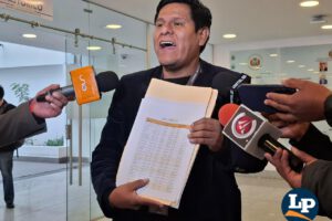 El diputado Pacheco en conferencia de prensa