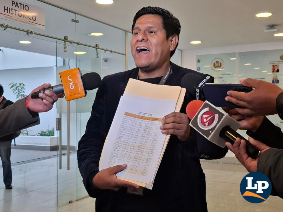 El diputado Pacheco en conferencia de prensa