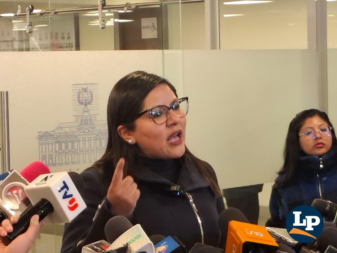 La diputada Claros en conferencia de prensa