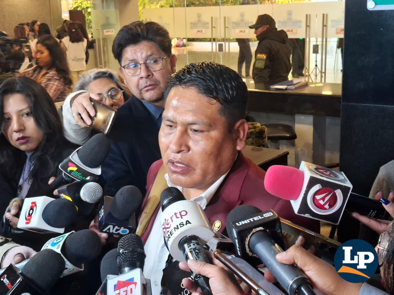 El diputado Vargas en conferencia de prensa