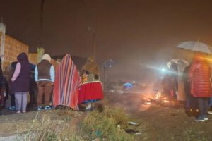 Los vecinos procedieron a incendiar una de las motocicletas