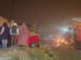 Los vecinos procedieron a incendiar una de las motocicletas