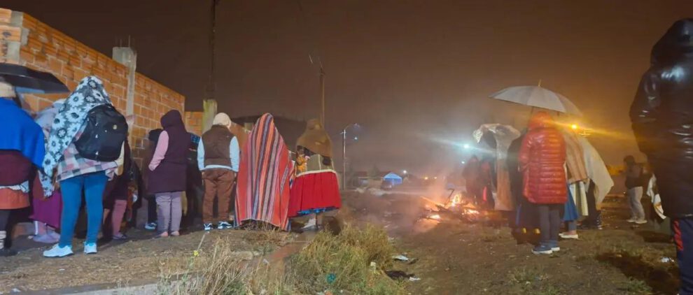 Los vecinos procedieron a incendiar una de las motocicletas