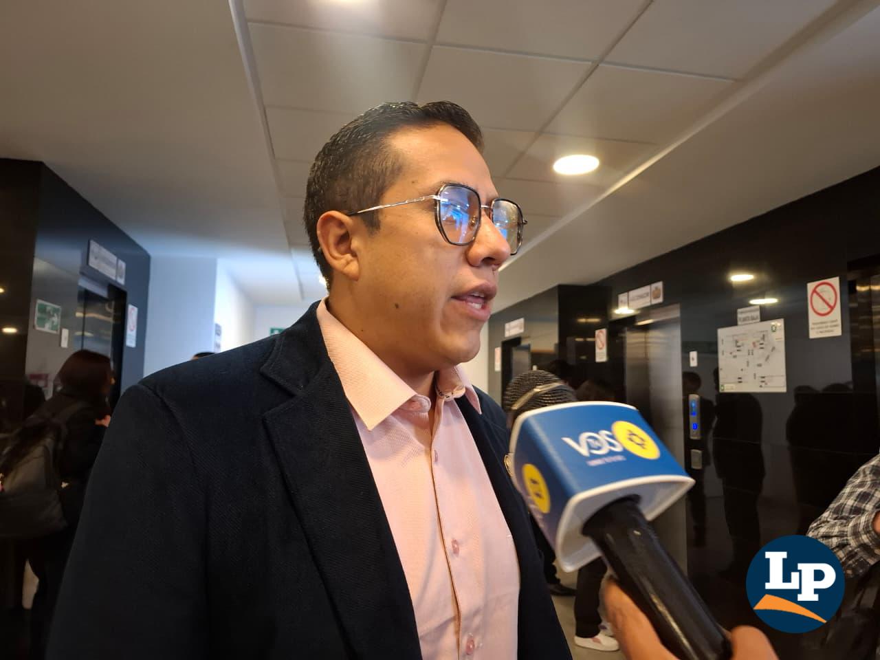 El diputado Brañez en conferencia de prensa