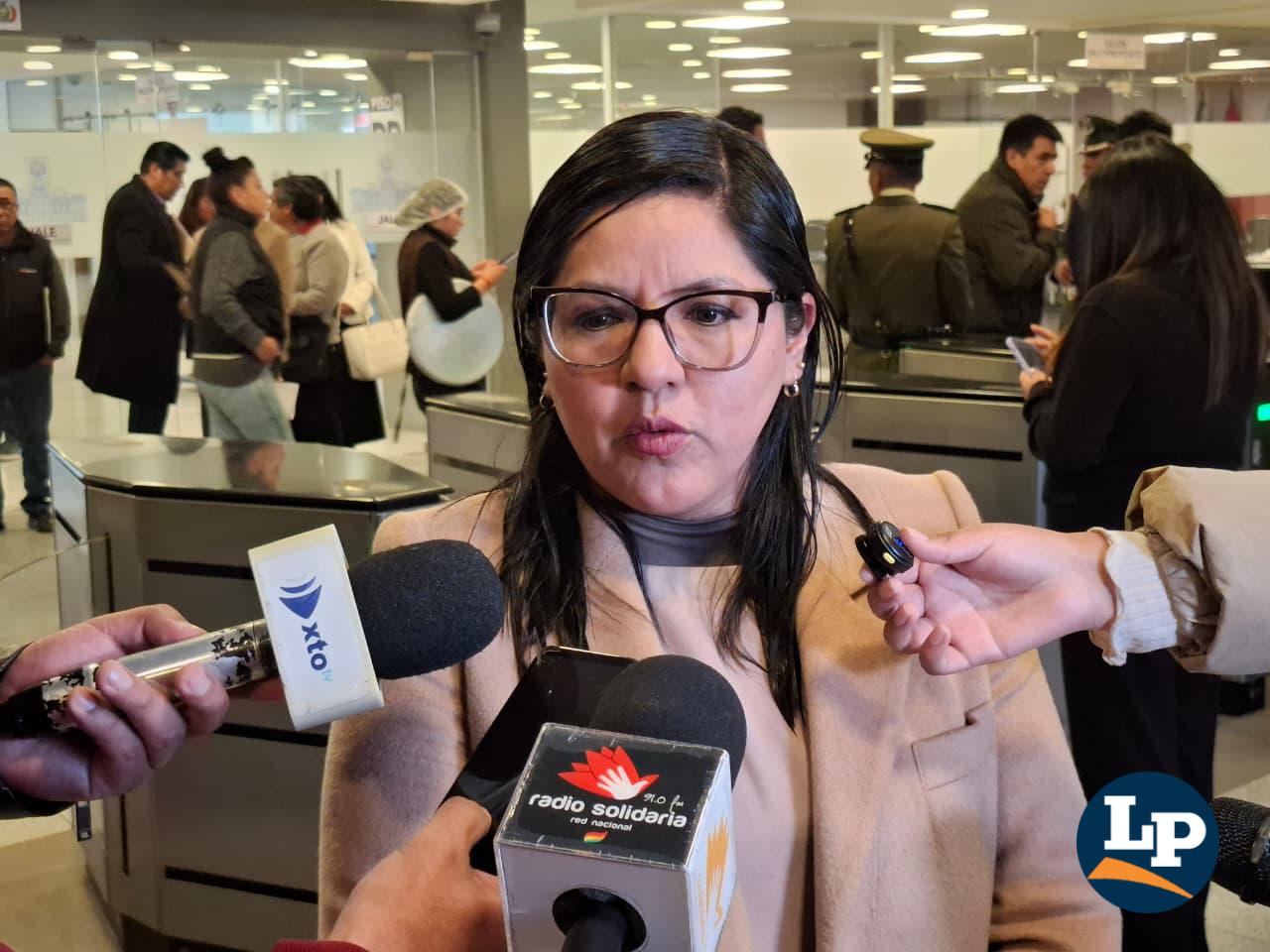 La diputada Claros en conferencias de prensa