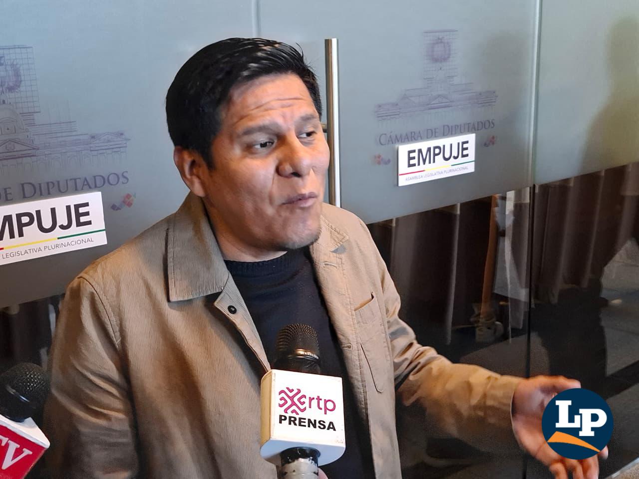 El diputado Pacheco en conferencia de prensa
