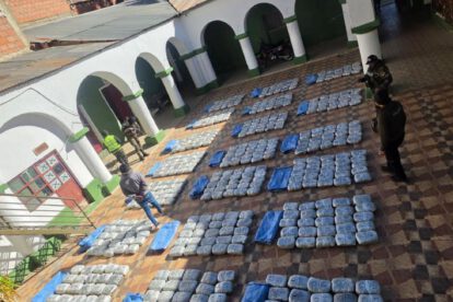 Se hallaron 20 yutes que contenían 500 paquetes con una sustancia verduzca