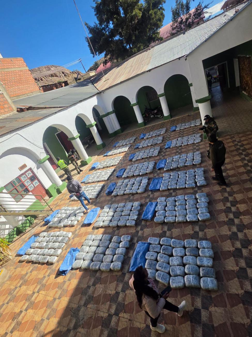 Se hallaron 20 yutes que contenían 500 paquetes con una sustancia verduzca