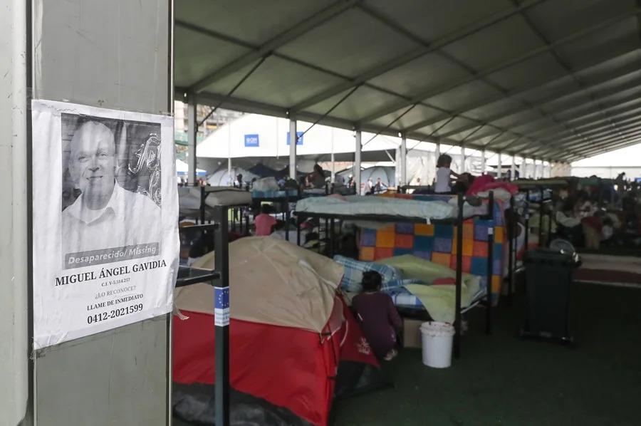 Un cartel de búsqueda de un desaparecido en un campamento