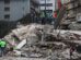 Equipos de rescate trabajan entre los escombros de edificios colapsados tras el doble terremoto