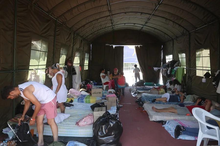 Vista interior de un refugio temporal habilitado para las familias