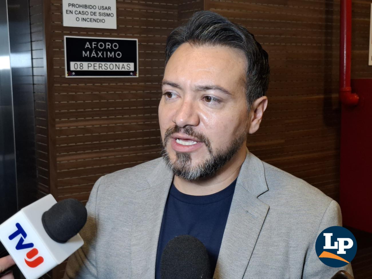 El diputado Reyes en conferencia de prensa