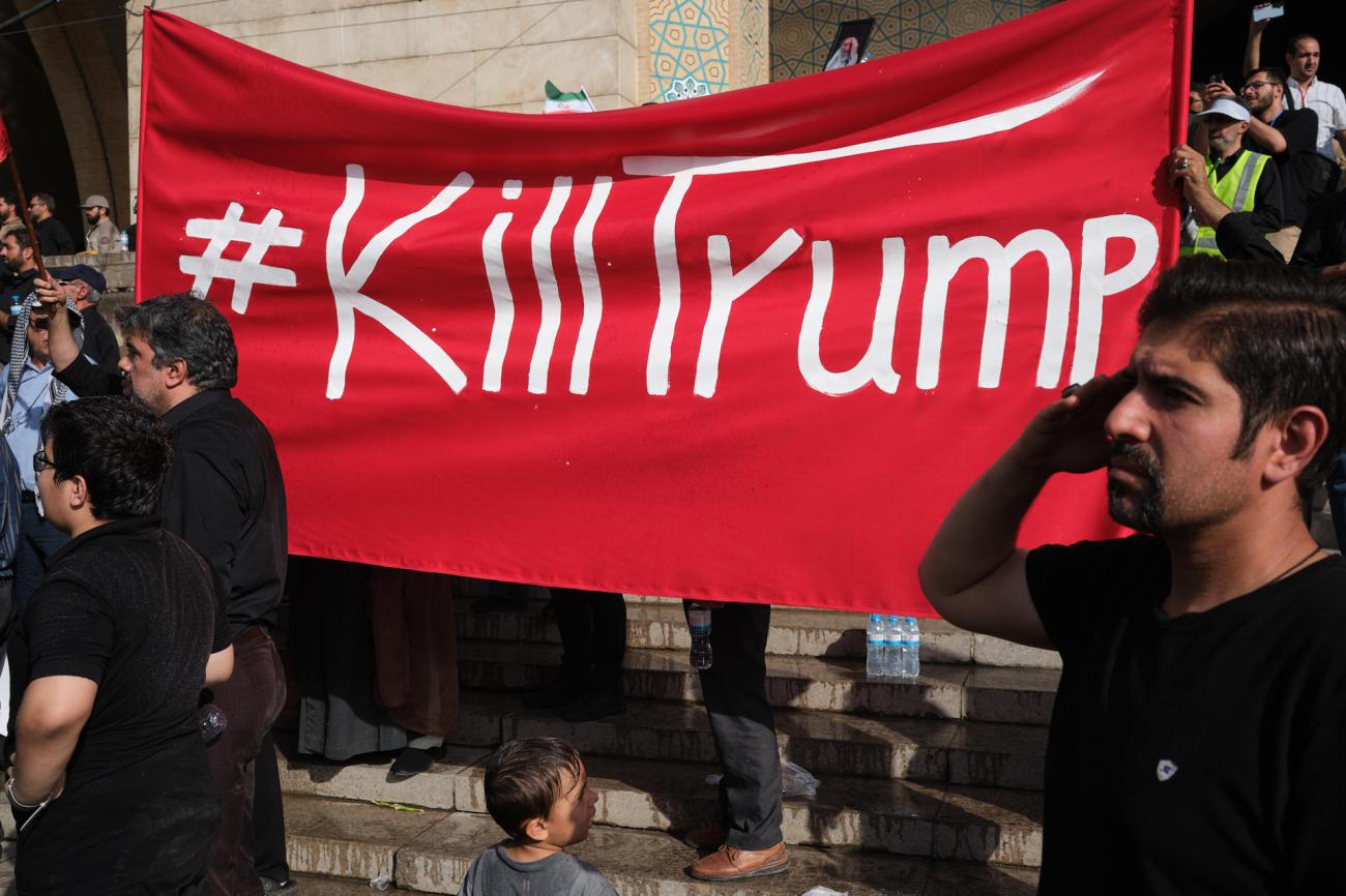 Una pancarta llama a matar al presidente estadounidense Donald Trump en los funerales del asesinado líder supremo de Irán Alí Jameneí
