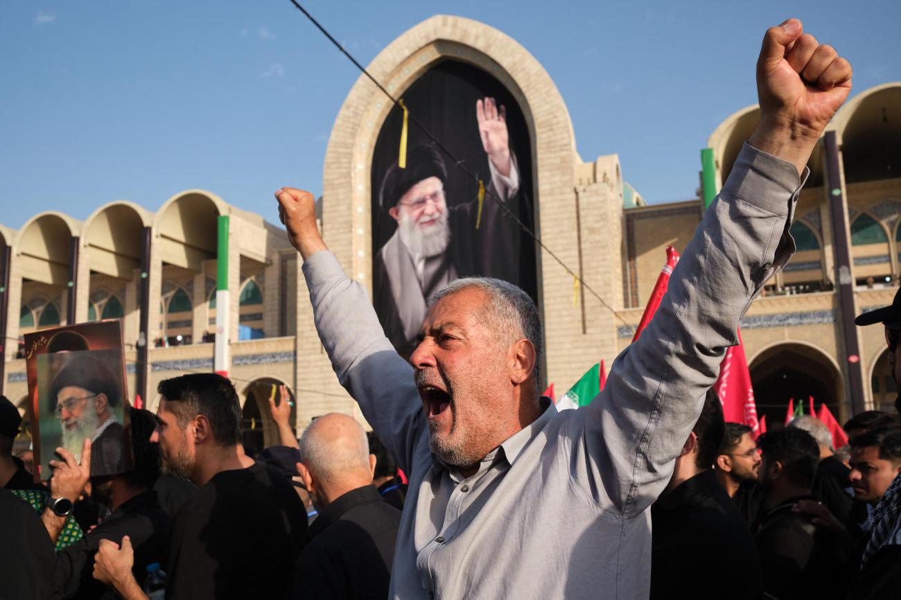 Un hombre grita eslóganes contra Estados Unidos e Israel en el funeral del asesinado líder supremo de Irán, Alí Jameneí, en la mezquita Mosala de Teherán