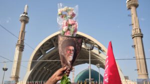 Un hombre sostiene una imagen del asesinado líder supremo de Irán, Alí Jameneí