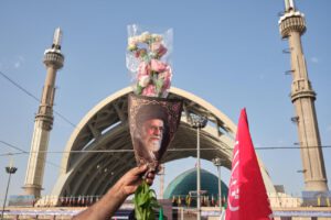 Un hombre sostiene una imagen del asesinado líder supremo de Irán, Alí Jameneí