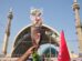 Un hombre sostiene una imagen del asesinado líder supremo de Irán, Alí Jameneí
